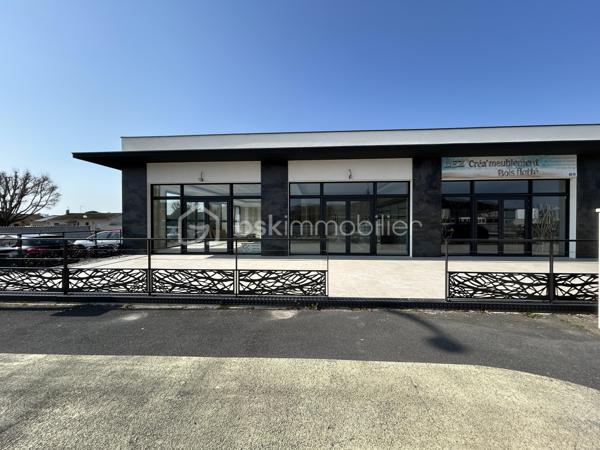 Actif commercial de qualité aux portes de Béziers

Idéalement situé sur un secteur dynamique de l'agglomération biterroise, cet ensemble commercial récent développe environ 347 m² répartis en trois cellules indépendantes sur une parcelle de près de 943 m².

L'ensemble se compose de :
Une cellule de restauration / brasserie, vendue prête à être louée.
Deux cellules commerciales offrant des revenus locatifs.
Revenus locatifs potentiels
Cellule restauration : 2 500 €/mois
Cellule commerciale : 1 500 €/mois
Cellule commerciale : 1 500 €/mois
Revenus annuels potentiels : 66 000 €

Les points forts :

Ensemble commercial récent
Emplacement stratégique à proximité immédiate de Béziers
Trois cellules indépendantes limitant le risque locatif
Local restauration
Parkings et accès aisés
Actif patrimonial sécurisé avec potentiel de valorisation

Ce bien s'adresse aussi bien à un investisseur souhaitant développer son patrimoine commercial qu'à un professionnel recherchant un site offrant à la fois exploitation et revenus locatifs.
Dossier complet, plans et informations complémentaires sur demande.