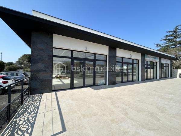 Actif commercial de qualité aux portes de Béziers

Idéalement situé sur un secteur dynamique de l'agglomération biterroise, cet ensemble commercial récent développe environ 347 m² répartis en trois cellules indépendantes sur une parcelle de près de 943 m².

L'ensemble se compose de :
Une cellule de restauration / brasserie, vendue prête à être louée.
Deux cellules commerciales offrant des revenus locatifs.
Revenus locatifs potentiels
Cellule restauration : 2 500 €/mois
Cellule commerciale : 1 500 €/mois
Cellule commerciale : 1 500 €/mois
Revenus annuels potentiels : 66 000 €

Les points forts :

Ensemble commercial récent
Emplacement stratégique à proximité immédiate de Béziers
Trois cellules indépendantes limitant le risque locatif
Local restauration
Parkings et accès aisés
Actif patrimonial sécurisé avec potentiel de valorisation

Ce bien s'adresse aussi bien à un investisseur souhaitant développer son patrimoine commercial qu'à un professionnel recherchant un site offrant à la fois exploitation et revenus locatifs.
Dossier complet, plans et informations complémentaires sur demande.