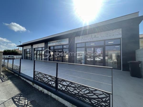 Actif commercial de qualité aux portes de Béziers

Idéalement situé sur un secteur dynamique de l'agglomération biterroise, cet ensemble commercial récent développe environ 347 m² répartis en trois cellules indépendantes sur une parcelle de près de 943 m².

L'ensemble se compose de :
Une cellule de restauration / brasserie, vendue prête à être louée.
Deux cellules commerciales offrant des revenus locatifs.
Revenus locatifs potentiels
Cellule restauration : 2 500 €/mois
Cellule commerciale : 1 500 €/mois
Cellule commerciale : 1 500 €/mois
Revenus annuels potentiels : 66 000 €

Les points forts :

Ensemble commercial récent
Emplacement stratégique à proximité immédiate de Béziers
Trois cellules indépendantes limitant le risque locatif
Local restauration
Parkings et accès aisés
Actif patrimonial sécurisé avec potentiel de valorisation

Ce bien s'adresse aussi bien à un investisseur souhaitant développer son patrimoine commercial qu'à un professionnel recherchant un site offrant à la fois exploitation et revenus locatifs.
Dossier complet, plans et informations complémentaires sur demande.
