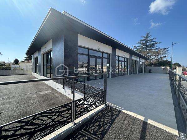 Actif commercial de qualité aux portes de Béziers

Idéalement situé sur un secteur dynamique de l'agglomération biterroise, cet ensemble commercial récent développe environ 347 m² répartis en trois cellules indépendantes sur une parcelle de près de 943 m².

L'ensemble se compose de :
Une cellule de restauration / brasserie, vendue prête à être louée.
Deux cellules commerciales offrant des revenus locatifs.
Revenus locatifs potentiels
Cellule restauration : 2 500 €/mois
Cellule commerciale : 1 500 €/mois
Cellule commerciale : 1 500 €/mois
Revenus annuels potentiels : 66 000 €

Les points forts :

Ensemble commercial récent
Emplacement stratégique à proximité immédiate de Béziers
Trois cellules indépendantes limitant le risque locatif
Local restauration
Parkings et accès aisés
Actif patrimonial sécurisé avec potentiel de valorisation

Ce bien s'adresse aussi bien à un investisseur souhaitant développer son patrimoine commercial qu'à un professionnel recherchant un site offrant à la fois exploitation et revenus locatifs.
Dossier complet, plans et informations complémentaires sur demande.