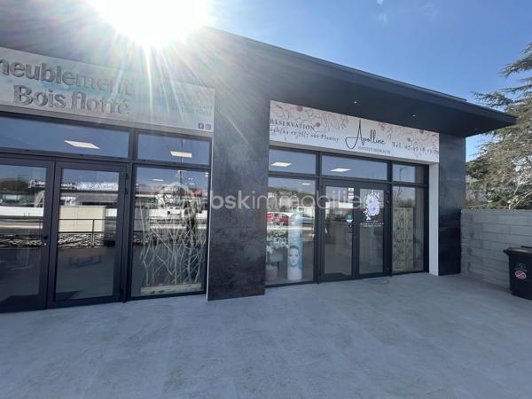 Actif commercial de qualité aux portes de Béziers

Idéalement situé sur un secteur dynamique de l'agglomération biterroise, cet ensemble commercial récent développe environ 347 m² répartis en trois cellules indépendantes sur une parcelle de près de 943 m².

L'ensemble se compose de :
Une cellule de restauration / brasserie, vendue prête à être louée.
Deux cellules commerciales offrant des revenus locatifs.
Revenus locatifs potentiels
Cellule restauration : 2 500 €/mois
Cellule commerciale : 1 500 €/mois
Cellule commerciale : 1 500 €/mois
Revenus annuels potentiels : 66 000 €

Les points forts :

Ensemble commercial récent
Emplacement stratégique à proximité immédiate de Béziers
Trois cellules indépendantes limitant le risque locatif
Local restauration
Parkings et accès aisés
Actif patrimonial sécurisé avec potentiel de valorisation

Ce bien s'adresse aussi bien à un investisseur souhaitant développer son patrimoine commercial qu'à un professionnel recherchant un site offrant à la fois exploitation et revenus locatifs.
Dossier complet, plans et informations complémentaires sur demande.