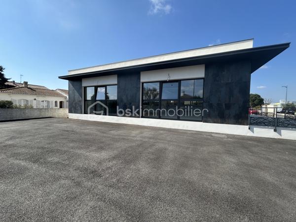 Actif commercial de qualité aux portes de Béziers

Idéalement situé sur un secteur dynamique de l'agglomération biterroise, cet ensemble commercial récent développe environ 347 m² répartis en trois cellules indépendantes sur une parcelle de près de 943 m².

L'ensemble se compose de :
Une cellule de restauration / brasserie, vendue prête à être louée.
Deux cellules commerciales offrant des revenus locatifs.
Revenus locatifs potentiels
Cellule restauration : 2 500 €/mois
Cellule commerciale : 1 500 €/mois
Cellule commerciale : 1 500 €/mois
Revenus annuels potentiels : 66 000 €

Les points forts :

Ensemble commercial récent
Emplacement stratégique à proximité immédiate de Béziers
Trois cellules indépendantes limitant le risque locatif
Local restauration
Parkings et accès aisés
Actif patrimonial sécurisé avec potentiel de valorisation

Ce bien s'adresse aussi bien à un investisseur souhaitant développer son patrimoine commercial qu'à un professionnel recherchant un site offrant à la fois exploitation et revenus locatifs.
Dossier complet, plans et informations complémentaires sur demande.