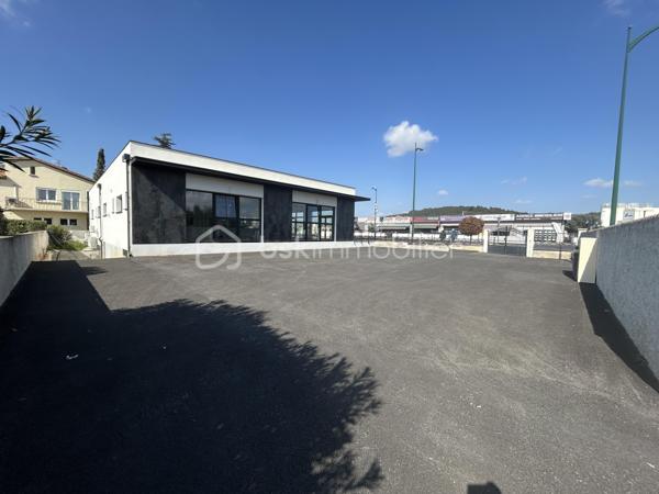 Actif commercial de qualité aux portes de Béziers

Idéalement situé sur un secteur dynamique de l'agglomération biterroise, cet ensemble commercial récent développe environ 347 m² répartis en trois cellules indépendantes sur une parcelle de près de 943 m².

L'ensemble se compose de :
Une cellule de restauration / brasserie, vendue prête à être louée.
Deux cellules commerciales offrant des revenus locatifs.
Revenus locatifs potentiels
Cellule restauration : 2 500 €/mois
Cellule commerciale : 1 500 €/mois
Cellule commerciale : 1 500 €/mois
Revenus annuels potentiels : 66 000 €

Les points forts :

Ensemble commercial récent
Emplacement stratégique à proximité immédiate de Béziers
Trois cellules indépendantes limitant le risque locatif
Local restauration
Parkings et accès aisés
Actif patrimonial sécurisé avec potentiel de valorisation

Ce bien s'adresse aussi bien à un investisseur souhaitant développer son patrimoine commercial qu'à un professionnel recherchant un site offrant à la fois exploitation et revenus locatifs.
Dossier complet, plans et informations complémentaires sur demande.