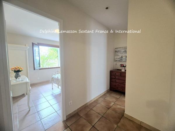 Maison de plain-pied avec piscine chauffée, 3 chambres, 3 salles d'eau