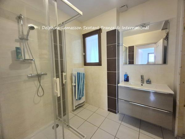 Maison de plain-pied avec piscine chauffée, 3 chambres, 3 salles d'eau