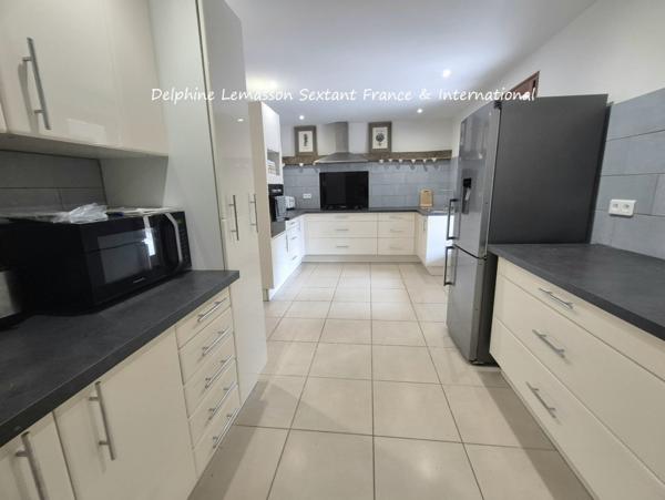 Maison de plain-pied avec piscine chauffée, 3 chambres, 3 salles d'eau