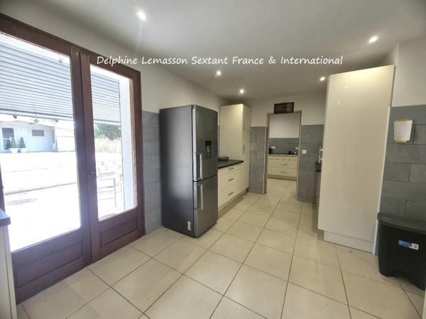 Maison de plain-pied avec piscine chauffée, 3 chambres, 3 salles d'eau