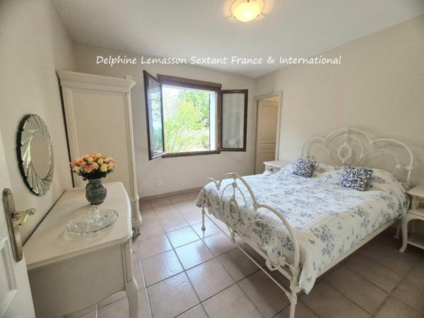 Maison de plain-pied avec piscine chauffée, 3 chambres, 3 salles d'eau