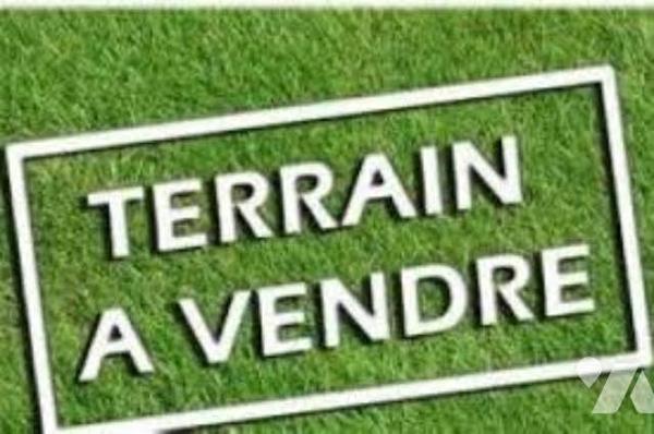 Belle parcelle de terrain à bâtir de 1.084 m², libre de constructeur.
