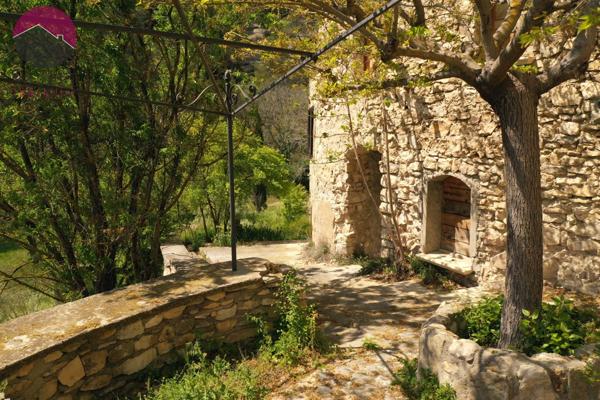 Fontaine-de-Vaucluse (84800) Superbe maison de hameau à rénover