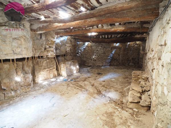 Fontaine-de-Vaucluse (84800) Superbe maison de hameau à rénover