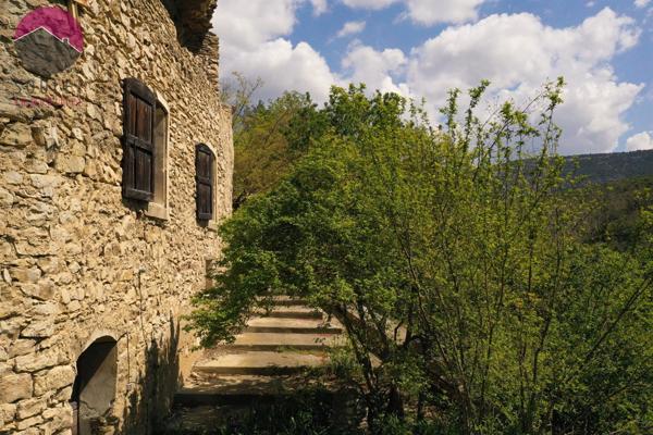 Fontaine-de-Vaucluse (84800) Superbe maison de hameau à rénover