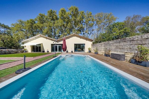 Maison en pierre de 340m² + dépendance 670 00€ FAI