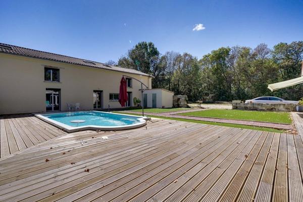 Maison en pierre de 340m² + dépendance 670 00€ FAI