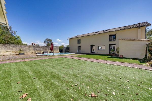 Maison en pierre de 340m² + dépendance 670 00€ FAI