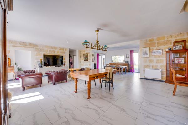 Maison en pierre de 340m² + dépendance 670 00€ FAI