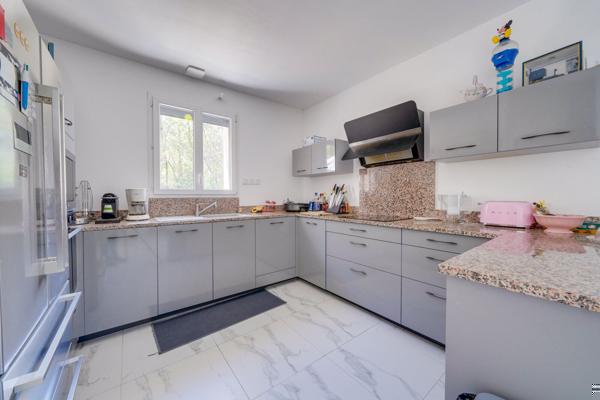 Maison en pierre de 340m² + dépendance 670 00€ FAI