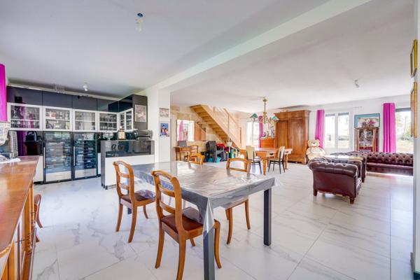 Maison en pierre de 340m² + dépendance 670 00€ FAI