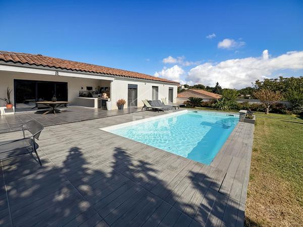 SEPTEMES LES VALLONS - EXCLUSIVITE - Villa de plain pied 140m2 sur parcelle de 1278m2 avec garage et piscine