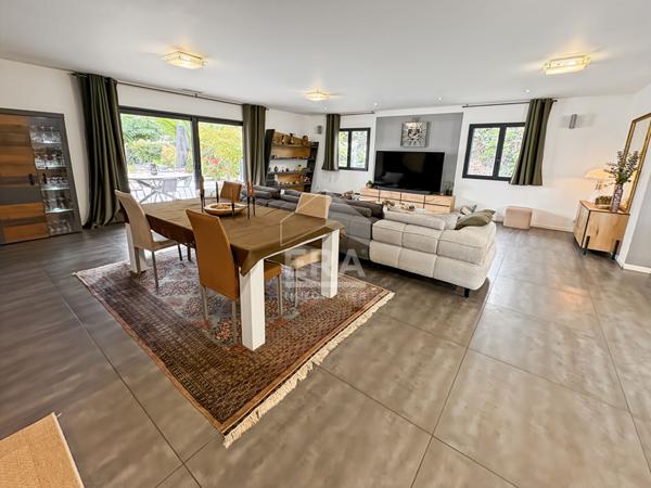 SEPTEMES LES VALLONS - EXCLUSIVITE - Villa de plain pied 140m2 sur parcelle de 1278m2 avec garage et piscine