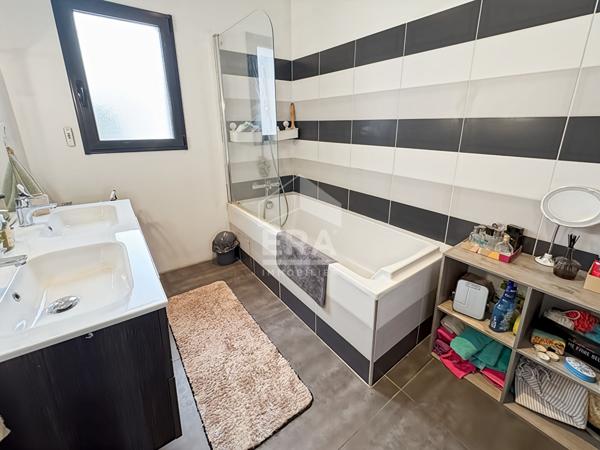 SEPTEMES LES VALLONS - EXCLUSIVITE - Villa de plain pied 140m2 sur parcelle de 1278m2 avec garage et piscine