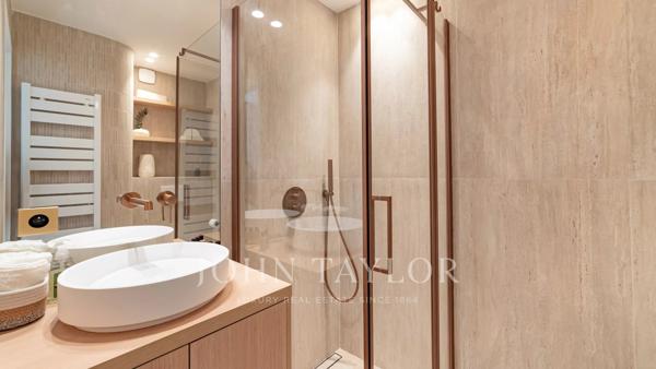 Appartement 3 Pièces en Front de Mer avec Vue Panoramique – Pointe Croisette