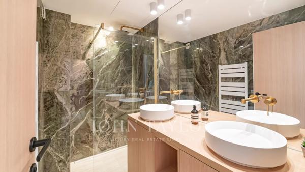 Appartement 3 Pièces en Front de Mer avec Vue Panoramique – Pointe Croisette