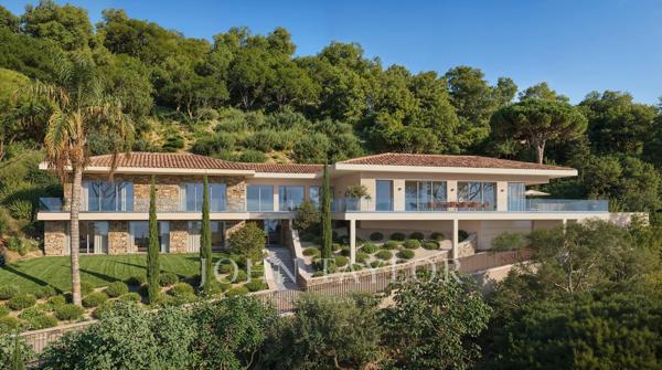 Villa d’Exception avec Vue Mer et Collines des Maures