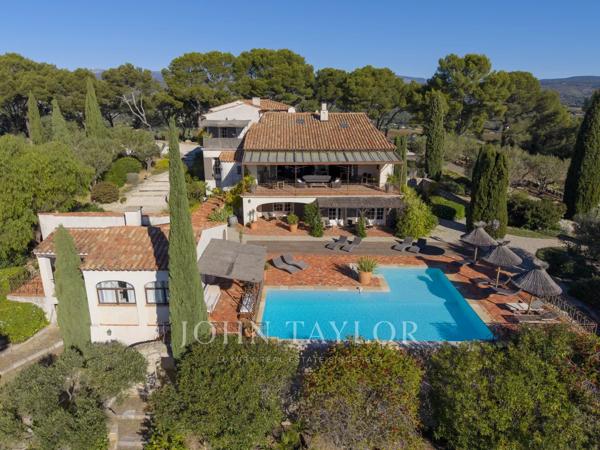Propriété avec vue panoramique, piscine et moulin ancien