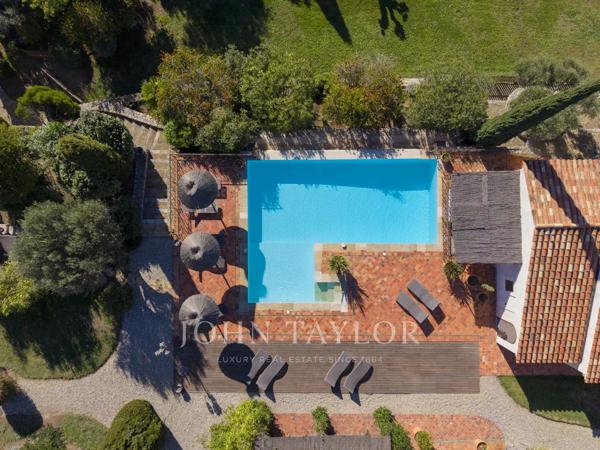 Propriété avec vue panoramique, piscine et moulin ancien