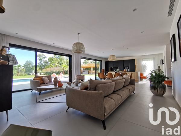 Demeure 8 pièces de 230 m² à Montauroux (83440)