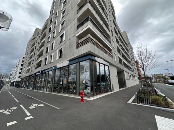 Dpt Rhône (69), à louer VILLEURBANNE Local commercial/service de 93m2 rue Léon Blum à la soie