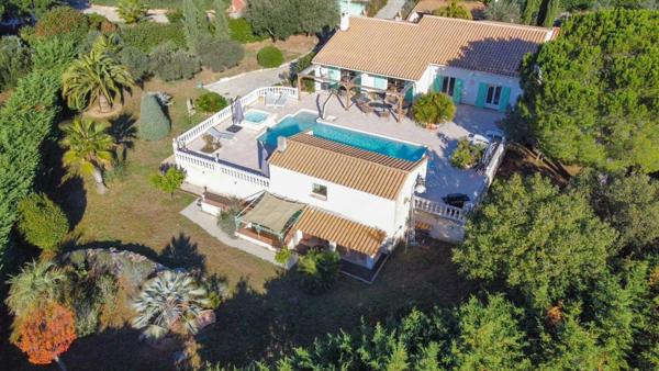 ROQUEBRUNE-SUR-ARGENS - LA BOUVERIE : PROPRIÉTÉ 257 M² - TERRAIN 2 850 M²
