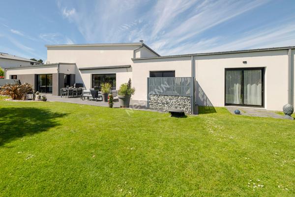 EXCLUSIVITÉ, Villa contemporaine de plain-pied de 173 m² habitable à LA MEZIERE, 77 m² de pièce de vie, 4 chambres, volumes exceptionnels, jardin +1000 m² sans vis-à-vis, à proximité de RENNES
