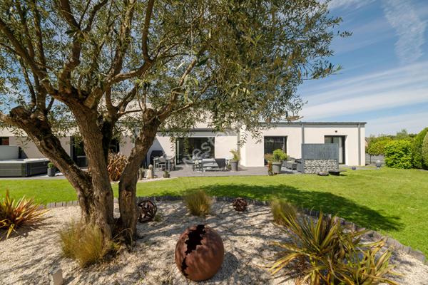 EXCLUSIVITÉ, Villa contemporaine de plain-pied de 173 m² habitable à LA MEZIERE, 77 m² de pièce de vie, 4 chambres, volumes exceptionnels, jardin +1000 m² sans vis-à-vis, à proximité de RENNES