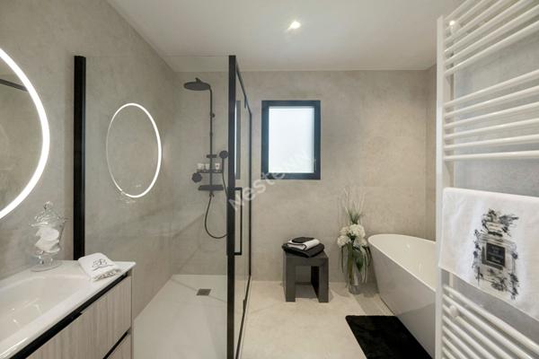 EXCLUSIVITÉ, Villa contemporaine de plain-pied de 173 m² habitable à LA MEZIERE, 77 m² de pièce de vie, 4 chambres, volumes exceptionnels, jardin +1000 m² sans vis-à-vis, à proximité de RENNES
