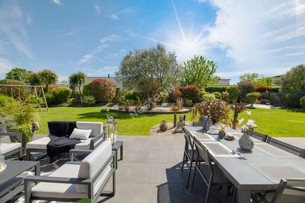 EXCLUSIVITÉ, Villa contemporaine de plain-pied de 173 m² habitable à LA MEZIERE, 77 m² de pièce de vie, 4 chambres, volumes exceptionnels, jardin +1000 m² sans vis-à-vis, à proximité de RENNES