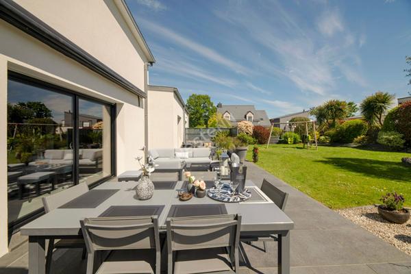 EXCLUSIVITÉ, Villa contemporaine de plain-pied de 173 m² habitable à LA MEZIERE, 77 m² de pièce de vie, 4 chambres, volumes exceptionnels, jardin +1000 m² sans vis-à-vis, à proximité de RENNES