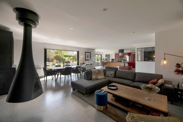 EXCLUSIVITÉ, Villa contemporaine de plain-pied de 173 m² habitable à LA MEZIERE, 77 m² de pièce de vie, 4 chambres, volumes exceptionnels, jardin +1000 m² sans vis-à-vis, à proximité de RENNES