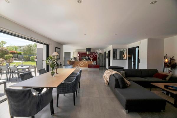 EXCLUSIVITÉ, Villa contemporaine de plain-pied de 173 m² habitable à LA MEZIERE, 77 m² de pièce de vie, 4 chambres, volumes exceptionnels, jardin +1000 m² sans vis-à-vis, à proximité de RENNES