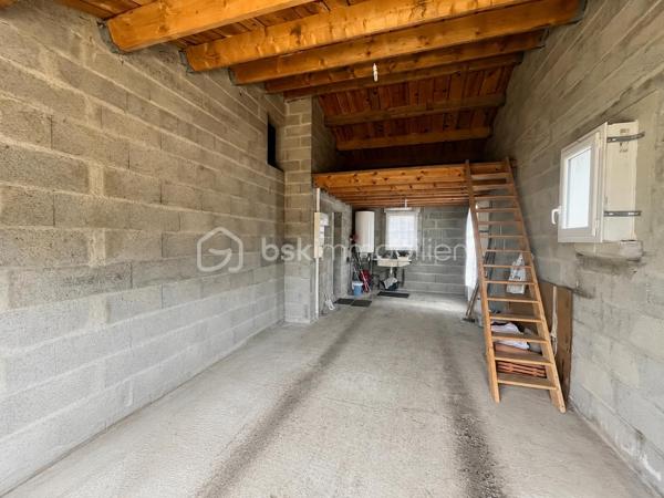 Entre Soulans et Challans, découvrez cette maison de plain-pied de 85m2 offrant un environnement privilégié et un beau potentiel d'évolution.
Construite en 2006 sur un terrain plat et entièrement clos de 2 000 m², cette maison séduira les acquéreurs à la recherche d'espace, de tranquillité et de possibilités d'aménagement.
Dès l'entrée, vous découvrirez un espace dressing très pratique sui s'ouvre sur une pièce de vie baignée de lumière grâce à son exposition plein sud et à ses larges ouvertures donnant directement sur le jardin.
La cuisine indépendante, entièrement neuve, n'a jamais été utilisée. Elle peut être conservée telle quelle ou être ouverte sur le séjour afin de créer un vaste espace de vie convivial.
Côté nuit, la maison propose deux chambres, une salle d'eau et des toilettes séparées. 
Une arrière-cuisine avec point d'eau, un garage équipé d'un portail motorisé récent et une grande mezzanine viennent compléter les prestations.
Le terrain constructible constitue un véritable atout pour un futur projet d'extension. Un puits alimente également les sanitaires et la machine à laver.
Les + du bien : Environnement calme / Plain-pied /Cuisine neuve /Puits
Une maison lumineuse et fonctionnelle qui offre de nombreuses possibilités d'aménagement dans un secteur recherché entre Soulans et Challans.
Contactez-moi pour organiser une visite. Corinne