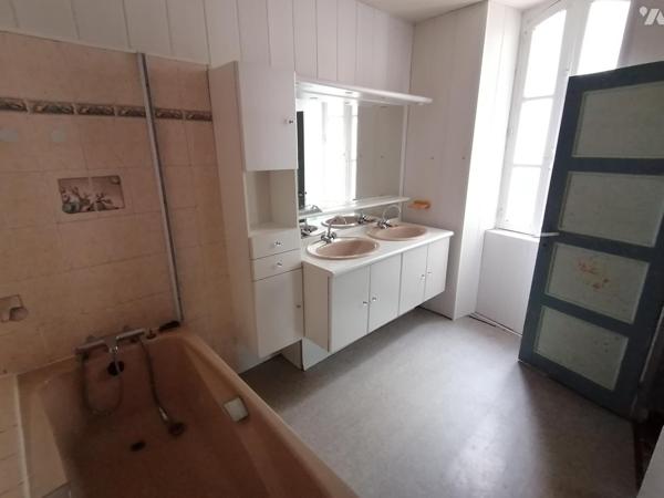 Maison de maitre avec 6 chambres dans le centre ville de Saint-James
Avec cabinet, beau potentiel