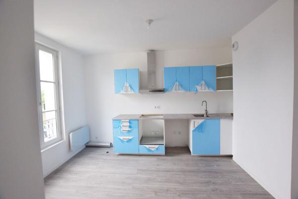 PROCHE GARE NANGIS, APPARTEMENT 2 PIECES AU 2EME ETAGE, SEJOUR AVEC COIN CUISINE AMENAGEE, CHAMBRE, SALLE D'EAU, PLACE DE PARKING