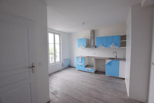 PROCHE GARE NANGIS, APPARTEMENT 2 PIECES AU 2EME ETAGE, SEJOUR AVEC COIN CUISINE AMENAGEE, CHAMBRE, SALLE D'EAU, PLACE DE PARKING