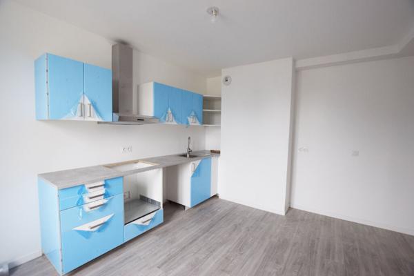 PROCHE GARE NANGIS, APPARTEMENT 2 PIECES AU 2EME ETAGE, SEJOUR AVEC COIN CUISINE AMENAGEE, CHAMBRE, SALLE D'EAU, PLACE DE PARKING