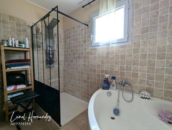 Villa 5 pièces de plain-pied - 132m² - Piscine - Garage - Panneaux solaires - Terrain de 1203m²