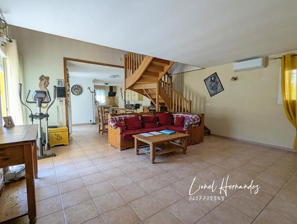 Villa 5 pièces de plain-pied - 132m² - Piscine - Garage - Panneaux solaires - Terrain de 1203m²