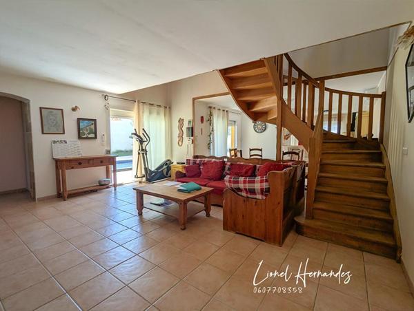 Villa 5 pièces de plain-pied - 132m² - Piscine - Garage - Panneaux solaires - Terrain de 1203m²
