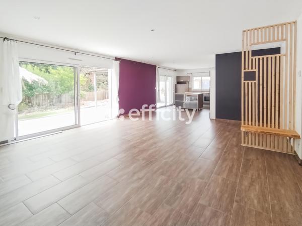 Maison
         5 pièces
        - 120 m² Bien prestige 570 000 € *