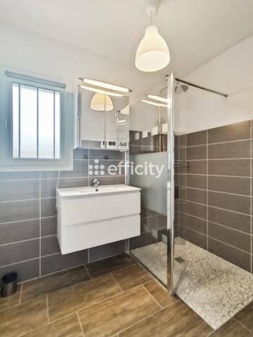 Maison
         5 pièces
        - 120 m² Bien prestige 570 000 € *